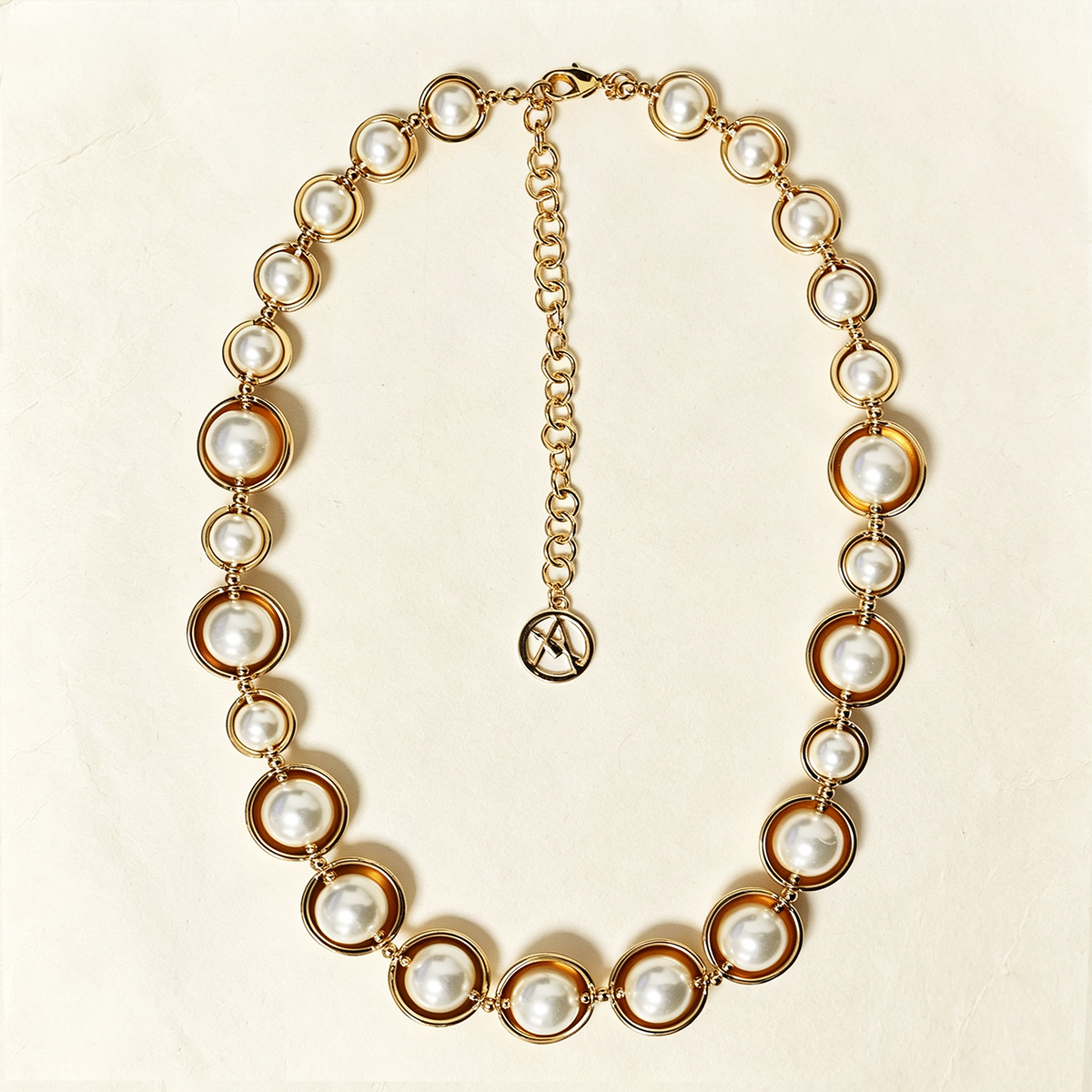 Collana con Perle e Pietre Rotonde