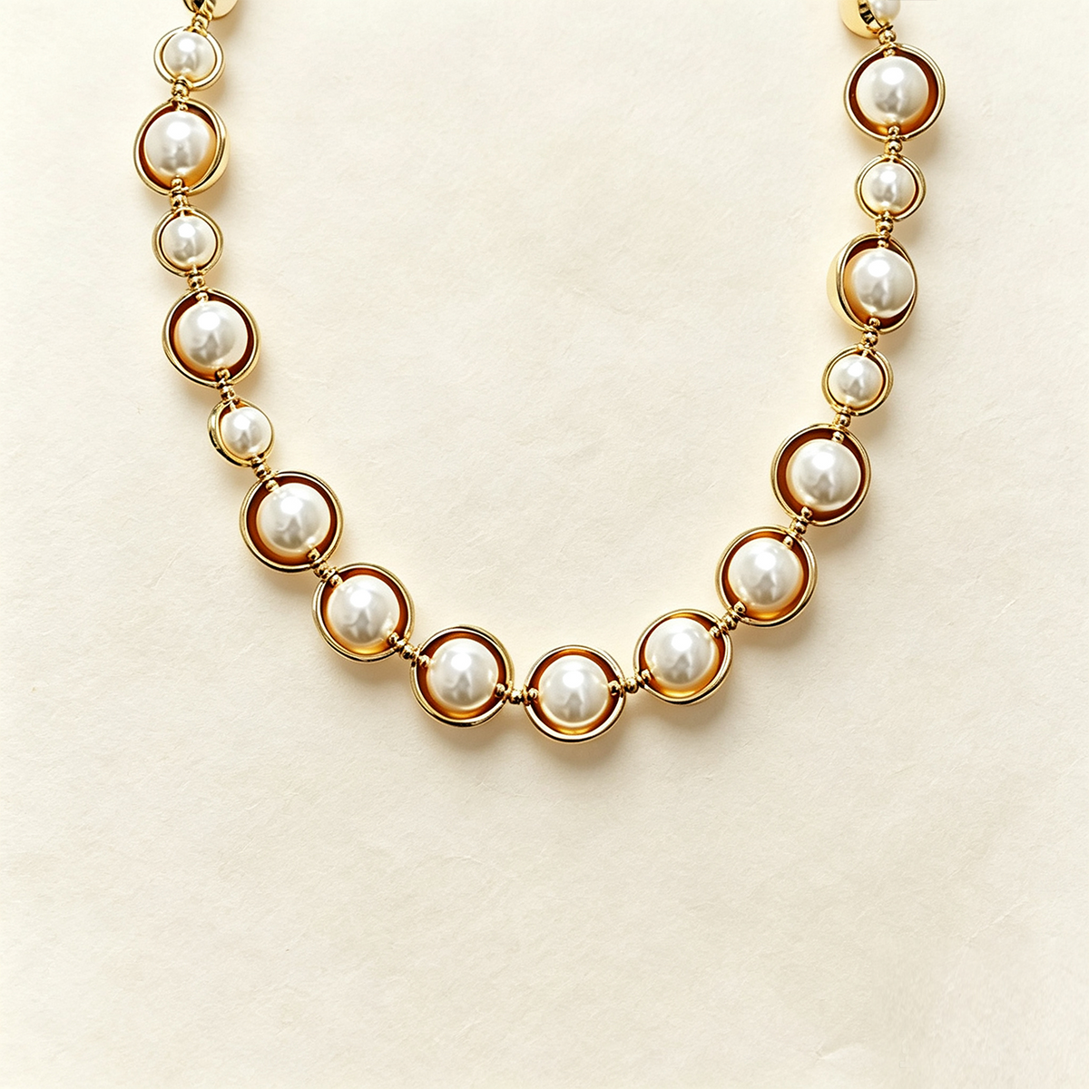 Collana con Perle e Pietre Rotonde