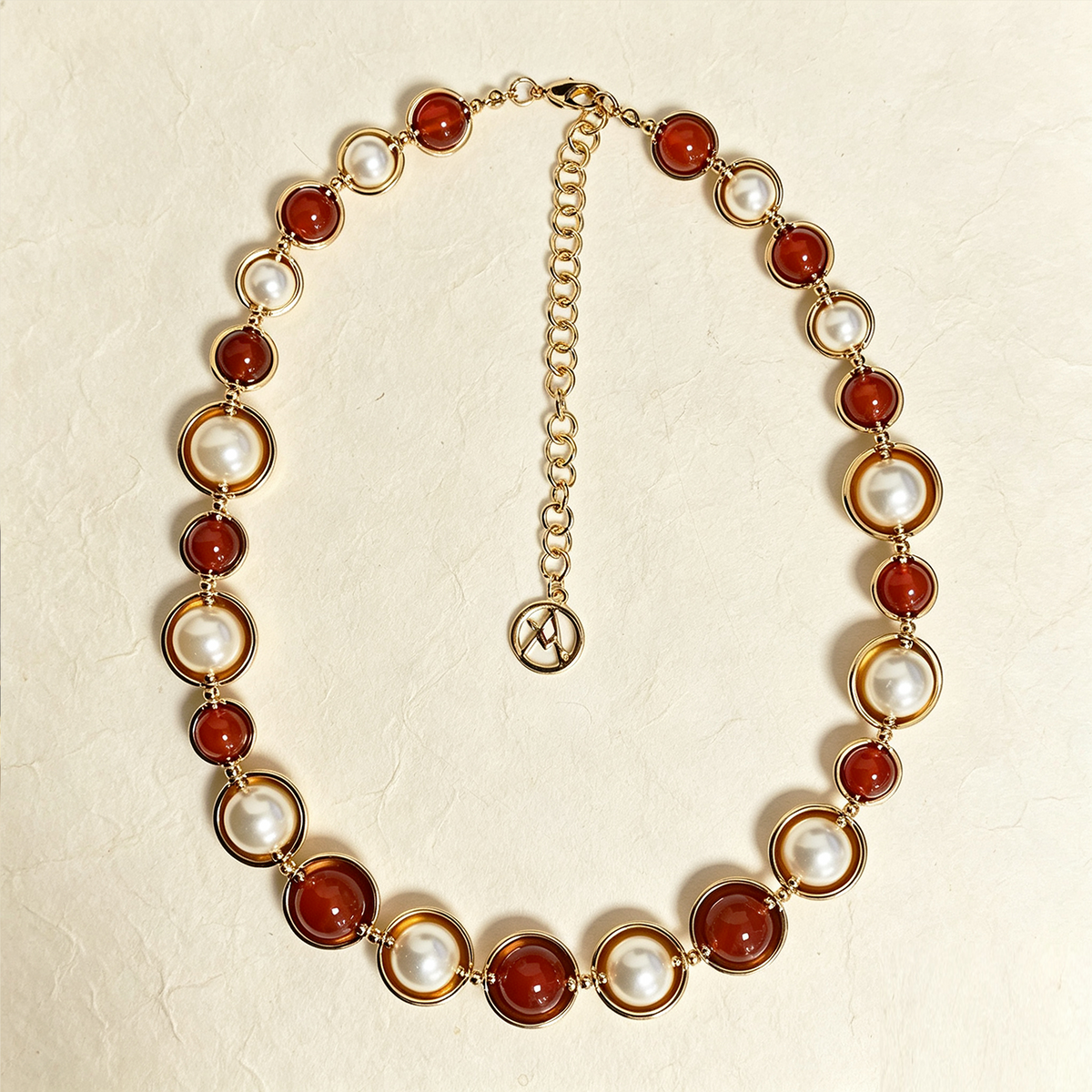 Collana con Perle e Pietre Rotonde