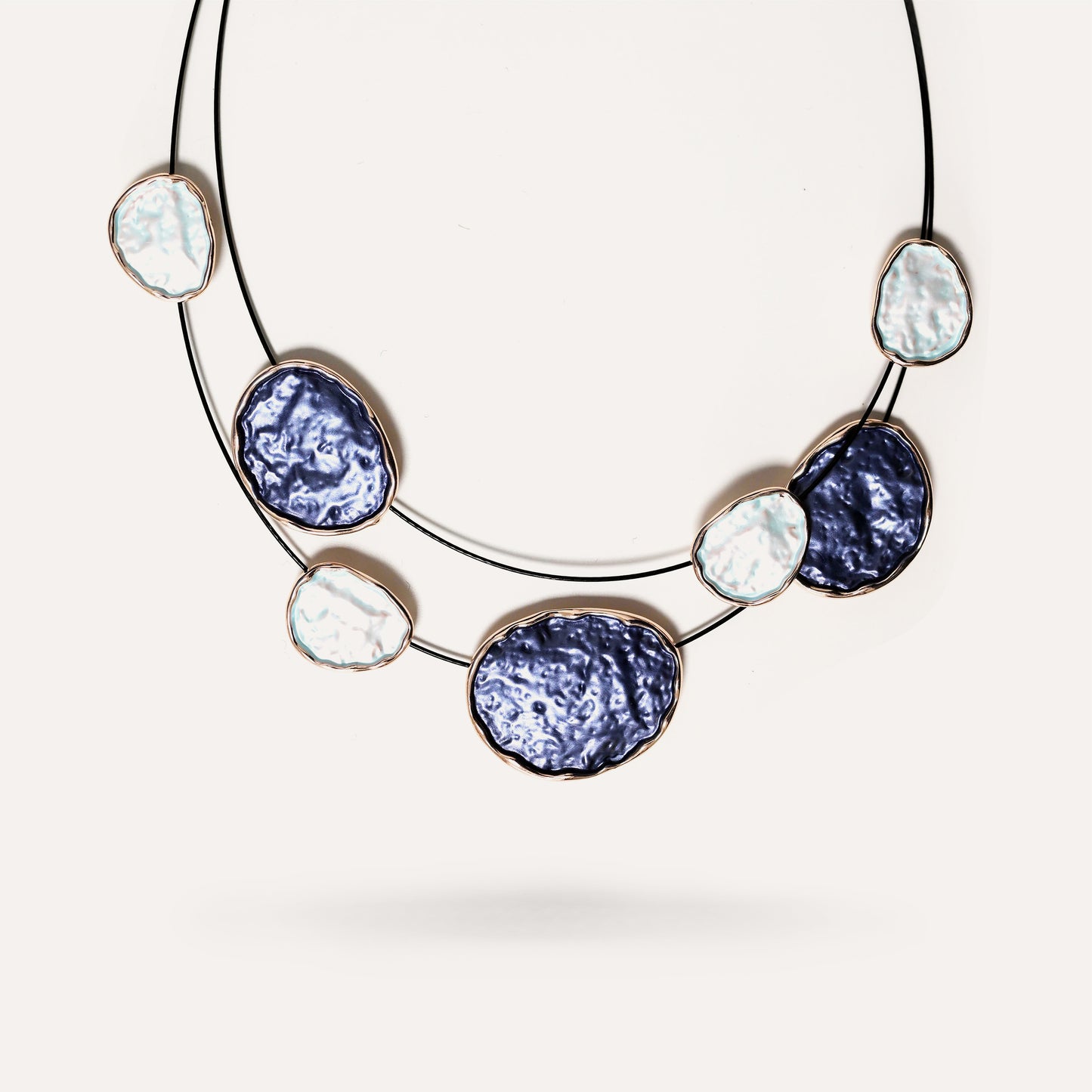 Collana Smaltata con Filo Nero in Acciaio